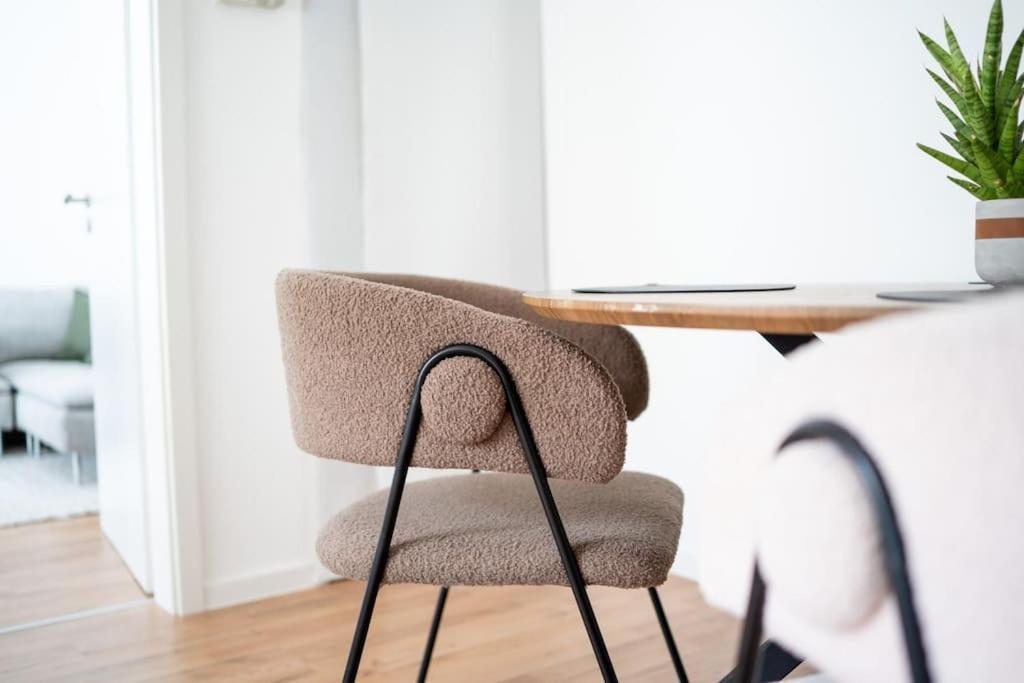 Wohnung Naehe Stadtzentrum Mit Wohnzimmer Und Kueche โคเบลนซ์ ภายนอก รูปภาพ