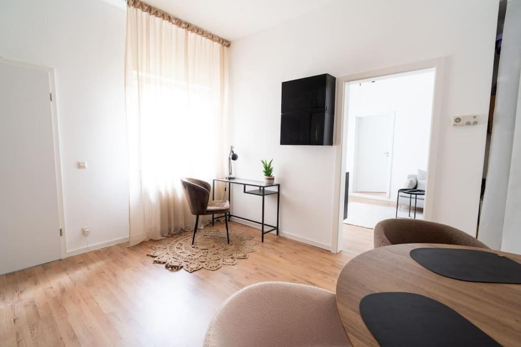 Wohnung Naehe Stadtzentrum Mit Wohnzimmer Und Kueche โคเบลนซ์ ภายนอก รูปภาพ
