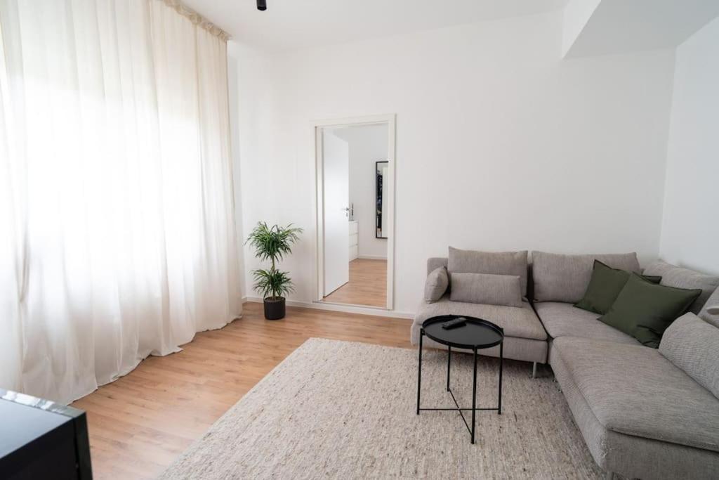 Wohnung Naehe Stadtzentrum Mit Wohnzimmer Und Kueche โคเบลนซ์ ภายนอก รูปภาพ