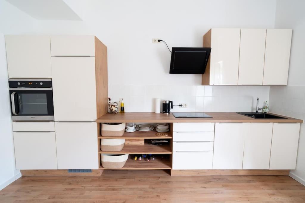 Wohnung Naehe Stadtzentrum Mit Wohnzimmer Und Kueche โคเบลนซ์ ภายนอก รูปภาพ